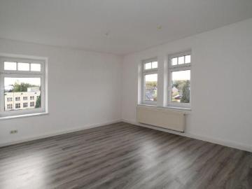 Schöne helle Wohnung mit Dusche und Wanne.