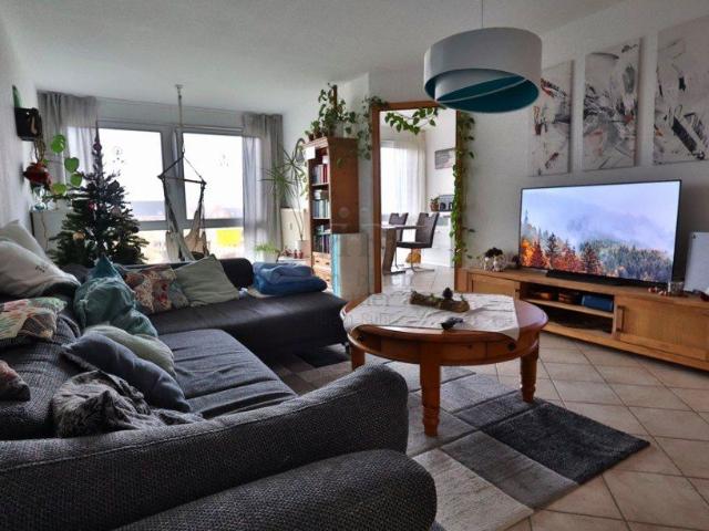 Schöne, helle und gut aufgeteilte 4,5 Zimmerwohnung mit 2 Badezimmer und Garage