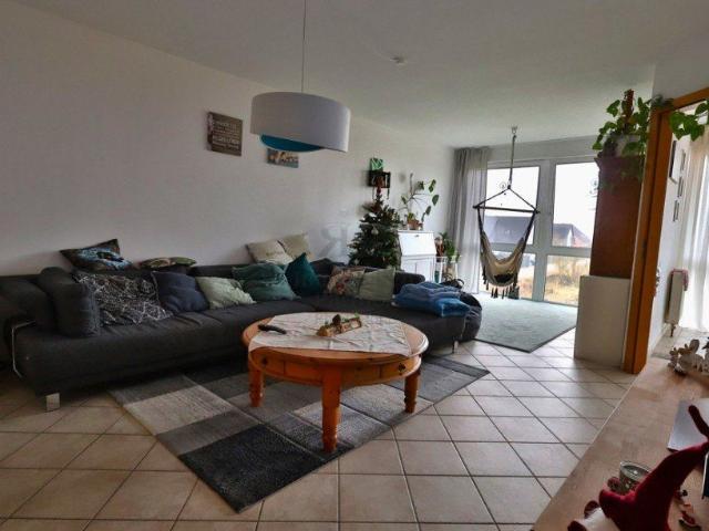 Schöne, helle und gut aufgeteilte 4,5 Zimmerwohnung mit 2 Badezimmer und Garage