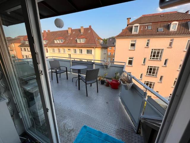 Schöne offene 2,5 Zimmer Wohnung im DG