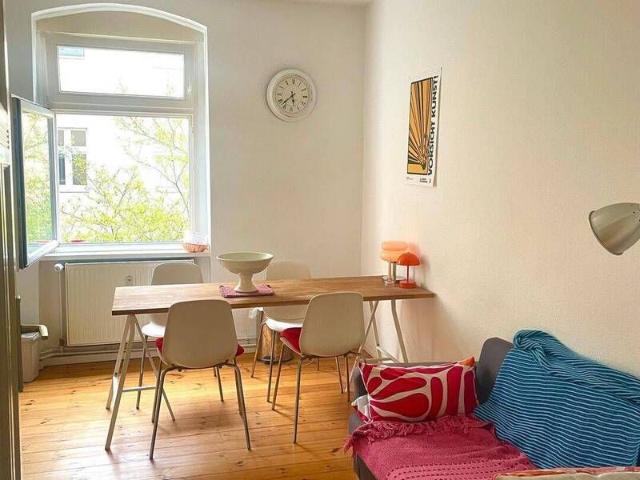 Schöne möblierte Altbauwohnung mit idealer Verkehrsanbindung