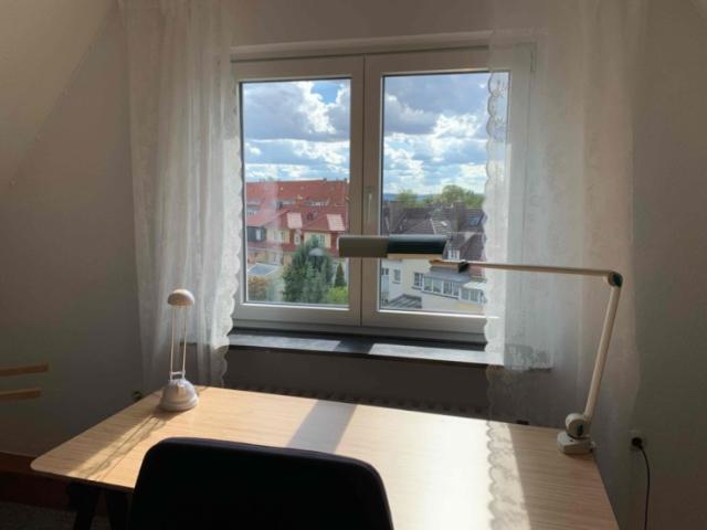 schöne möblierte Dachgeschosswohnung im Ostviertel