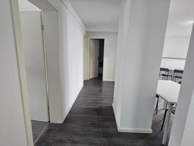 Schöne möblierte 1 Zimmer Wohnung in einer 3 Zimmer Wohnung