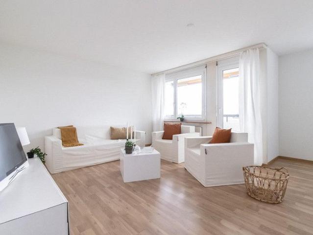 Schöne moderne 3.5 Zimmerwohnung mit Balkon und grüne Umgebung