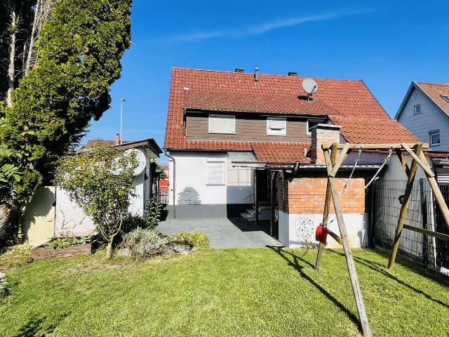 Schöne, modernisierte Doppelhaushälfte mit großem Garten, Carport und kleinem Gewölbekeller