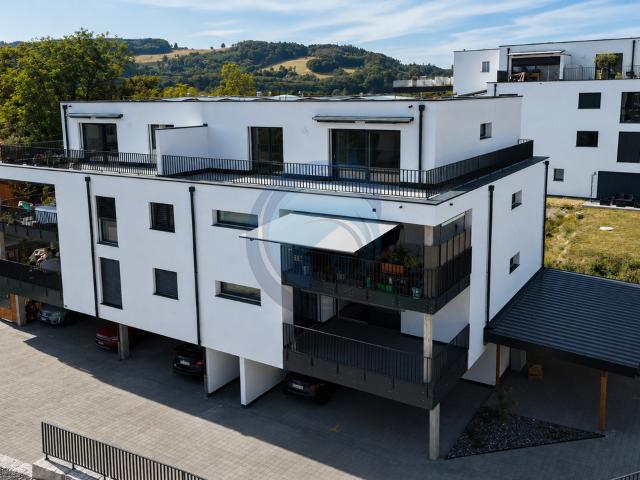 SCHÖNE NEUE 4.5 ZIMMER WOHNUNG MIT GROSSZÜGIGEM BALKON