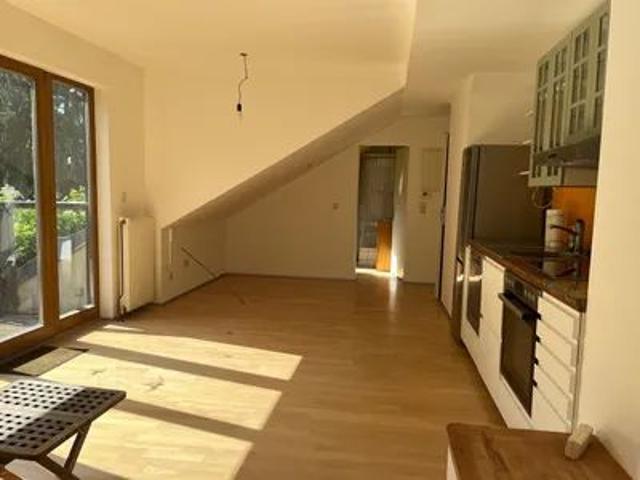 Schöne, sonnige ca 60 m2 Dachwohnung für 1 2 Personen mit Balkon, Parkplatz und Freifläche im Garten in 1140 Wien, am Stadtrand Nähe Hohe Wand Wiese von privat an privat