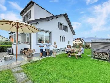 Schöne, sorgfältig renovierte Liegenschaft mit grossem, baumbestandenem Garten