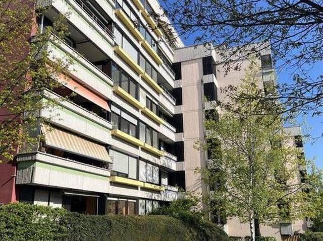 Schöne renovierte 2 Zimmer Wohnung mit Balkon, Einbauküche und TG Stellplatz