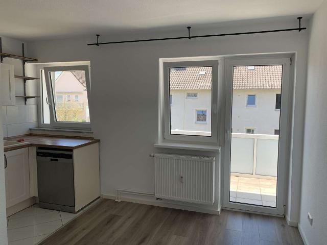 Schöne, renovierte 2 Zimmer Wohnung mit Balkon und Einbauküche in Wiesbaden Erbenheim