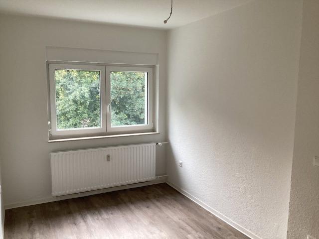 Schöne renovierte 3 Zimmer Wohnung mit hellem Bad und großem Balkon