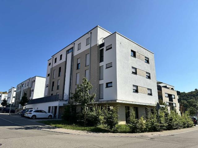 Schöne Wohnung in Toplage mit Aufzug, Balkon und 2 Stellplätze