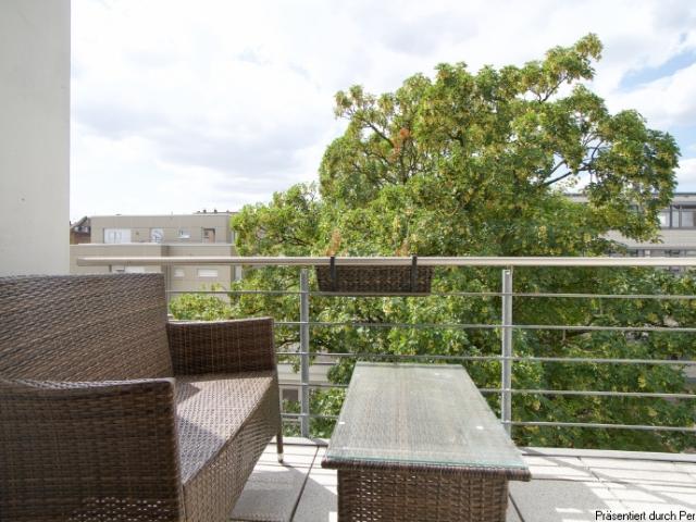 Schöne Wohnung mit Balkon, Altbau mit hohen Decken und Holzdielenboden, W LAN