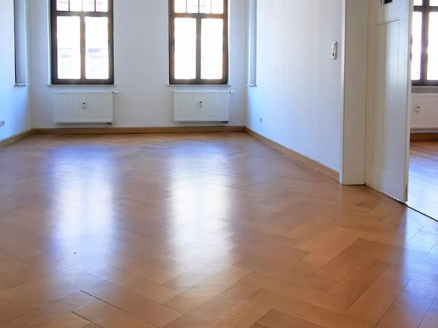 Schöne Wohnung mit hohen Decken, Wohnküche und Wintergarten