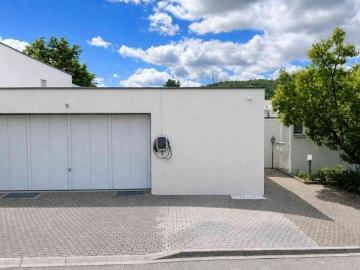 Schöne und moderne 3 Zimmer Wohnung in Sissach mit eigenem Garten, Cheminee, 2WC, Badewanne, separater Dusche und vielem mehr.