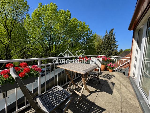 Schöne und freundliche 3 Zimmer Dachgeschosswohnung mit Balkon und Tiefgarage