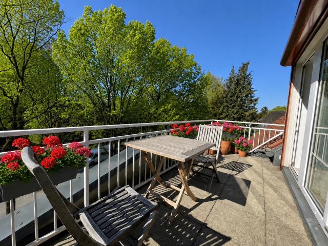 Schöne und freundliche 3 Zimmer Dachgeschosswohnung mit Balkon und Tiefgarage