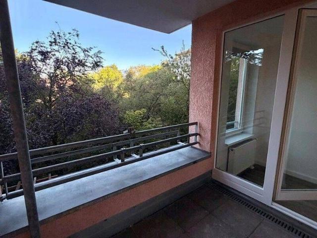 Schöne und geräumige 2 Zimmerwohnung mit Balkon ins Grüne