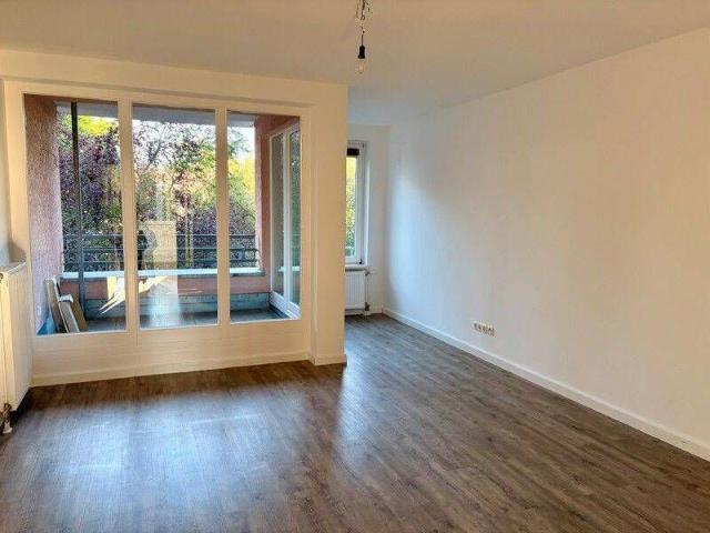 Schöne und geräumige 2 Zimmerwohnung mit Balkon ins Grüne