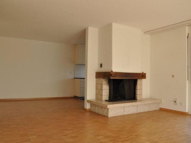 Schöne und grosse 3.5 Zi Wohnung mit Eckbalkon