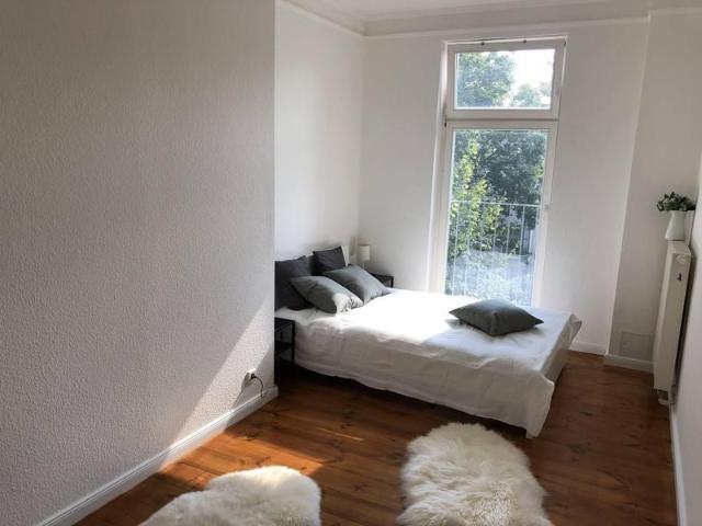 Schöne und helle bezugsfreie Dreizimmer Altbauwohnung im Gründerviertel