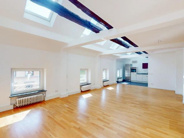 Schöne und helle Dachgeschosswohnung im Zentrum Wiesbadens