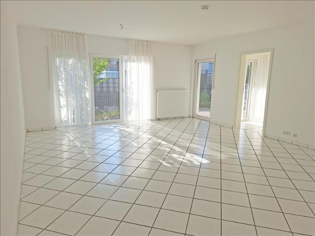 Schöne und helle 3 Zimmer Erdgeschoss Wohnung mit Einbauküche, Terrasse, kleinem Gartenanteil und Carport