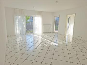 Schöne und helle 3 Zimmer Erdgeschoss Wohnung mit Einbauküche, Terrasse, kleinem Gartenanteil und Carport