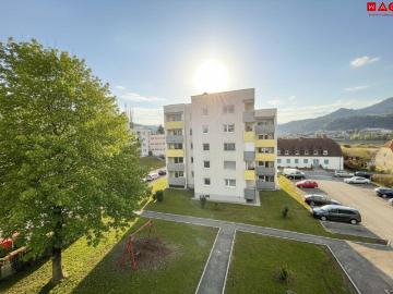 Schöne und sanierte 3 Zimmer Wohnung mit Loggia!