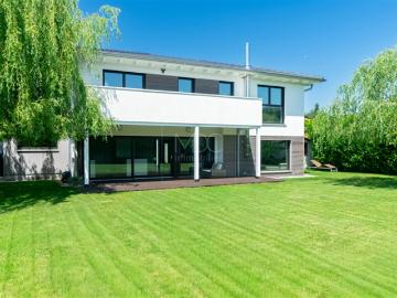 Schöne zeitgenössische Villa 3 Gehminuten vom Murtensee entfernt in Fa