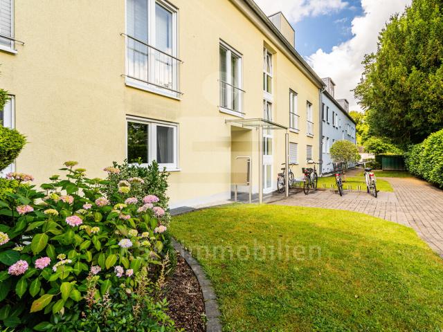 Schöne Zwei Zimmer Wohnung mit eigenem Gartenanteil!