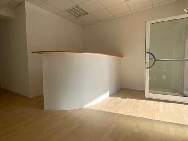 Schöner Laden, Büro oder Gewerbefläche mit Stellplatz