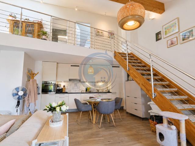 SCHÖNER, LICHTFLUTIGER UND CHARMANTER 4,5 ZIMMER DOPPELWOHNUNG DURCHGEHEND