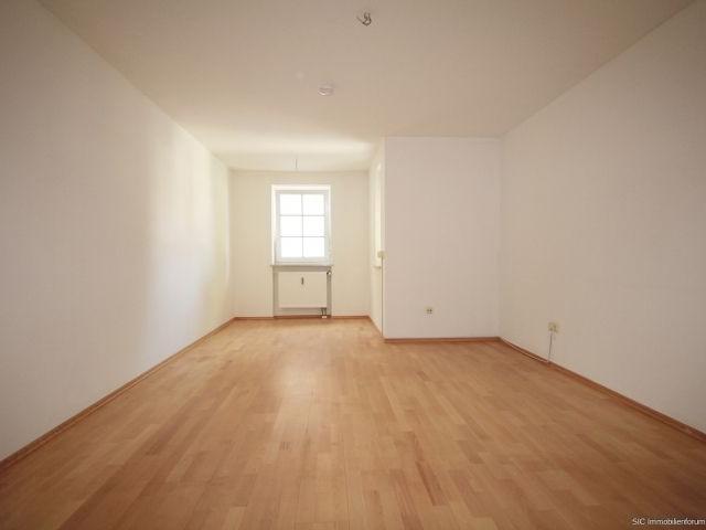 Schöner Weitblick! Gepflegte 2 Zimmer Wohnung im 2.OG mit Aufzug und Balkon in Engelsberg