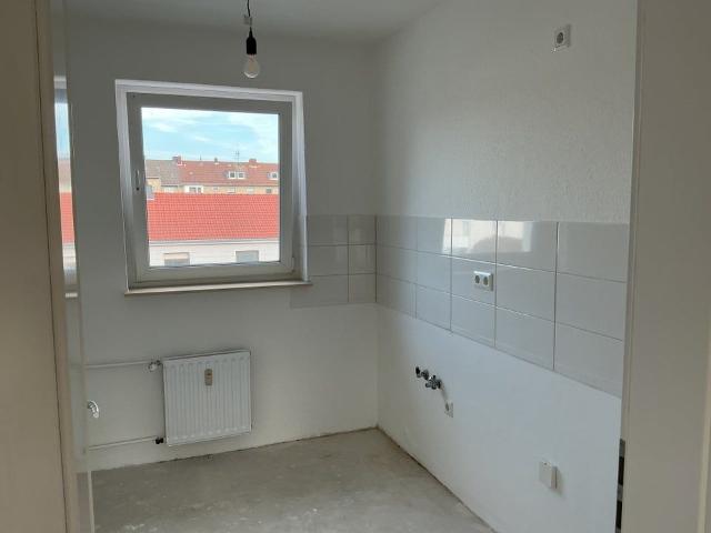 Schöner Wohnen: Teilrenovierte 3 Zimmer Wohnung mit Balkon