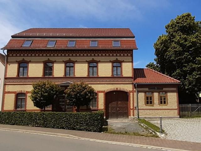 Schönes Mehrfamilienhaus Sanierungsobjekt mit Garten, Brunnen, Stellplätzen