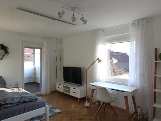 Schönes möbliertes Zimmer mit Balkon in 4er WG