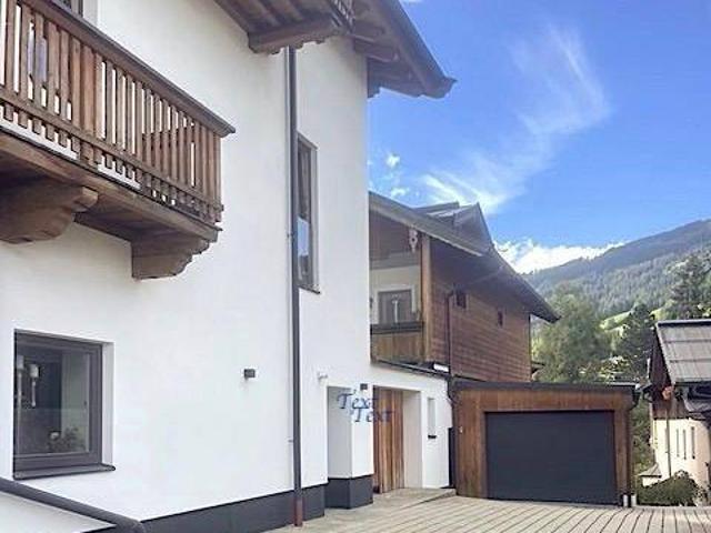 Modernes Doppelhaus im Tiroler Stil in der Altstadt von Kirchberg b. Kitzbühel