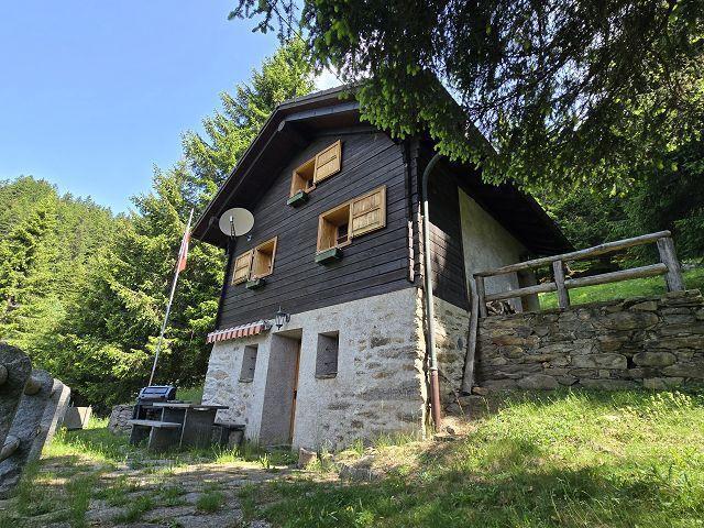 Schönes Chalet mit 3,5 Zimmern, umgeben von viel Sonnenschein und Ruhe, mit schöner Aussicht