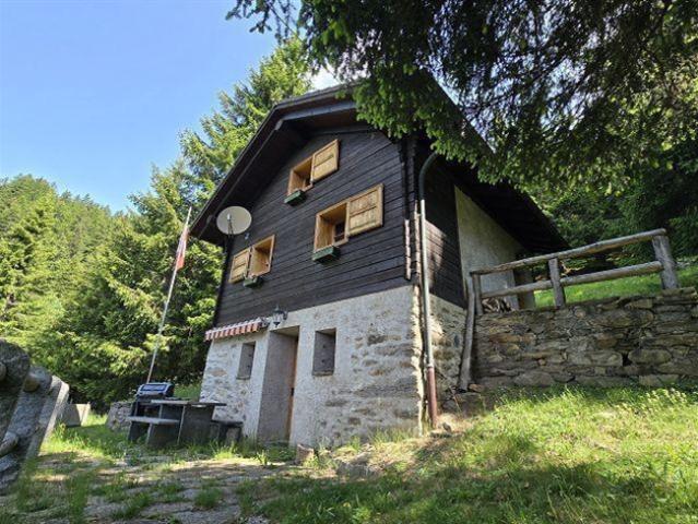 Schönes Chalet mit 3,5 Zimmern, umgeben von viel Sonnenschein und Ruhe, mit schöner Aussicht