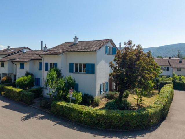 Schönes Eck Einfamilienhaus mit grossem Wintergarten und Garage