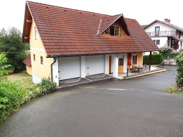 Schönes Ein bzw. Zweifamilienhaus mit Doppelgarage und Photovoltaik bzw. Solaranlage. !