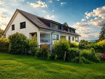 SCHÖNES EINECK 3,5 ZIMMER APARTMENT MIT GROSSEM BALKON