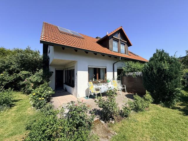SCHÖNES EINFAMILIENHAUS MIT GARTEN UND GARAGE