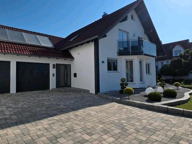 Schönes Einfamilienhaus mit Einliegerwohnung und Doppelgarage