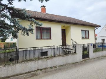 Schönes Einfamilienhaus mit kleinem Garten in Trausdorfer Zentrumslage!