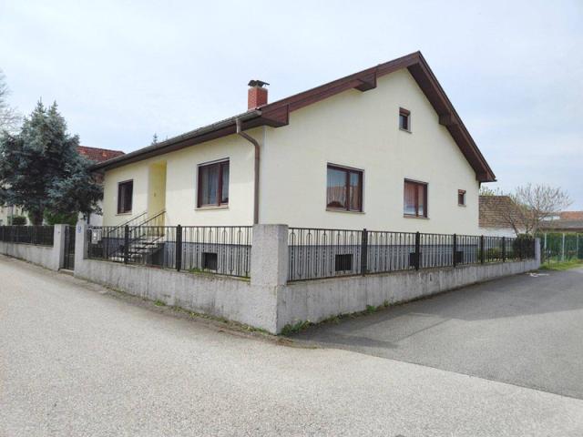 Schönes Einfamilienhaus mit kleinem Garten in Trausdorfer Zentrumslage!