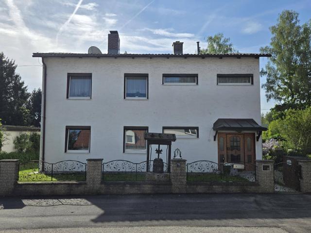 Schönes Einfamilienhaus mit sonnigem Garten, Pool, Garage und Carport sowie Hobby Werkstatt in 4030 Linz