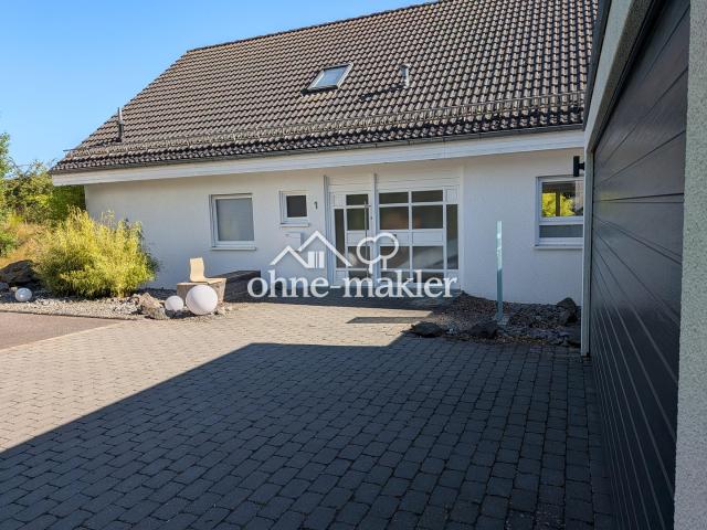 SCHÖNES EINFAMILIENHAUS MIT WELLNESS IM GARTEN UND PHOTOVOLTAIK AUF DEM DACH. Modern wohnen