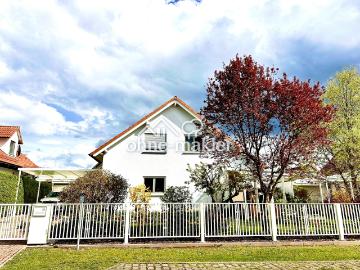 Schönes freistehendes Einfamilienhaus mit Garage und Carport in ruhiger Feldrandlage